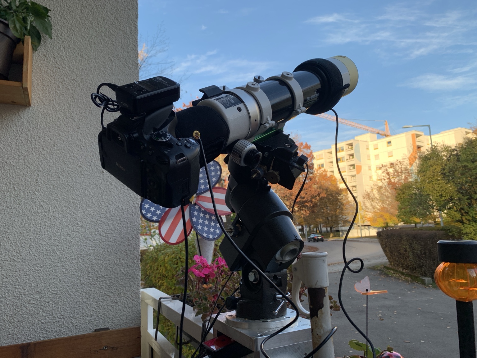 Nikon-Kamera an einem Refraktor für die Astrofotografie