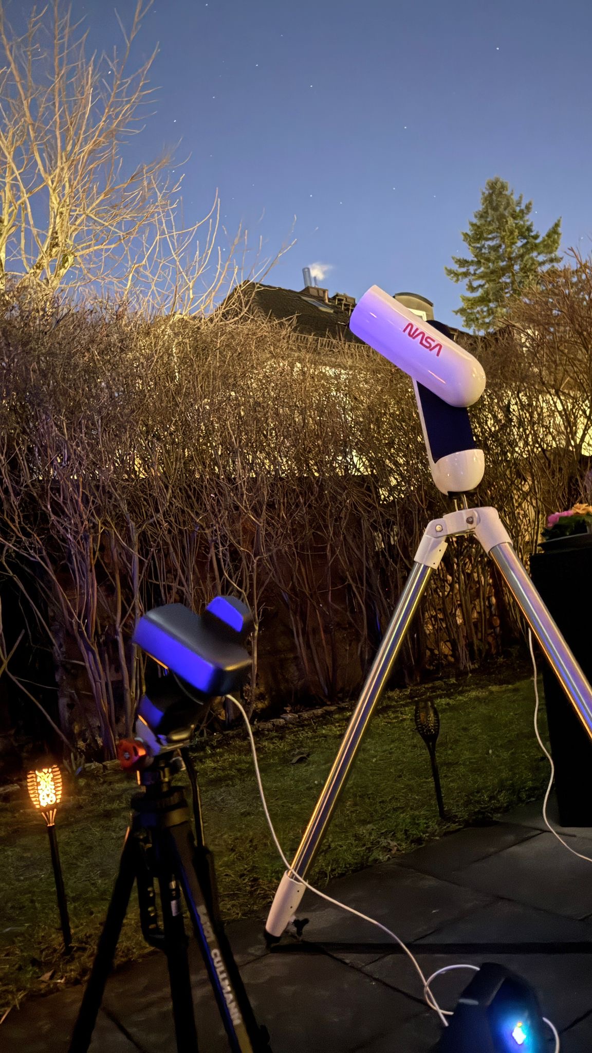 Kompakte Smart-Teleskope im nächtlichen Garten